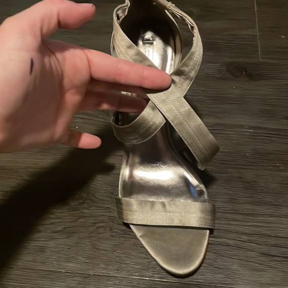 BCBG Pewter High Platform Heels 10M NWOT - Picture 5 of 12